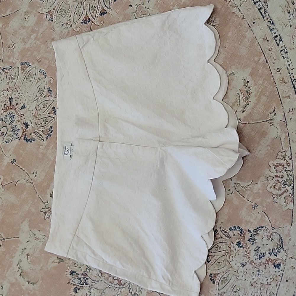 Crown & Ivy Petite white scalloped short textured stretch 4 pockets sz 14P EUC…